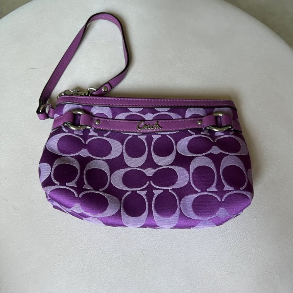 Coach Purple Signature Wristlet
Pretty silver lining